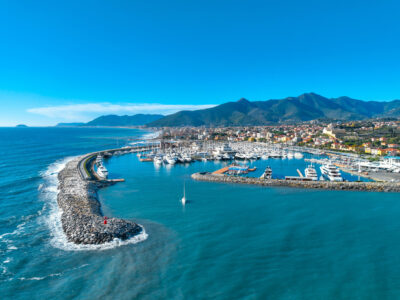 Bandiera Blu sulla cima del pennone di Marina di Loano